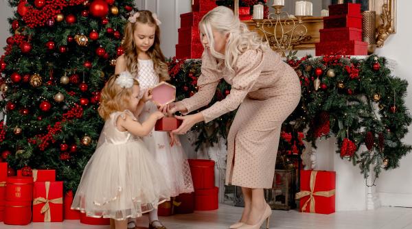 Regula celor 4 cadouri de Crăciun: mai puține jucării pentru a-i învăța pe copii să dea valoarea potrivită cadourilor