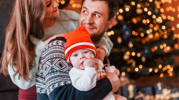 Sfaturi pentru ca angajamentele de Crăciun să nu te înnebunească dacă ai un bebeluș