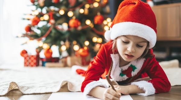 „Vreau o păpușă cu capul drept”. Scrisorile copiilor români pentru Moş Crăciun: „Îmi doresc să nu se mai certe părinții mei, să am o familie bună”