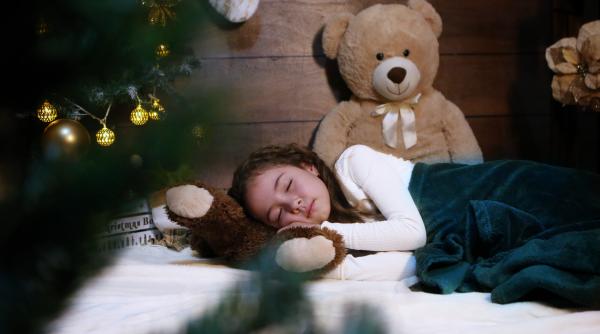 Nodul în cearșaf: tehnica de a-i face pe copii să înțeleagă că părinții lor sunt prezenți  