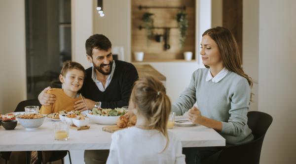 Acesta este ora la care trebuie să iei cina pentru a evita să te îngrași și să dormi bine, conform științei