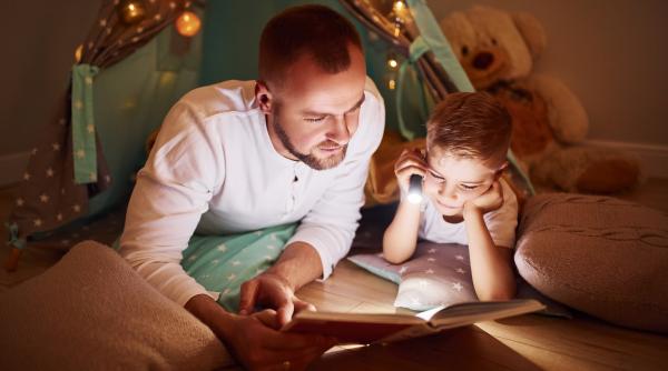 Cele mai frecvente trei greșeli când le spunem povești copiilor noștri. Cum putem evita acele capcane nedorite?