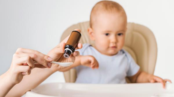 Medicamentele cele mai implicate în intoxicațiile din copilărie, potrivit unui medic pediatru: „Paracetamolul și siropurile anti-răceală, printre cele mai frecvente”