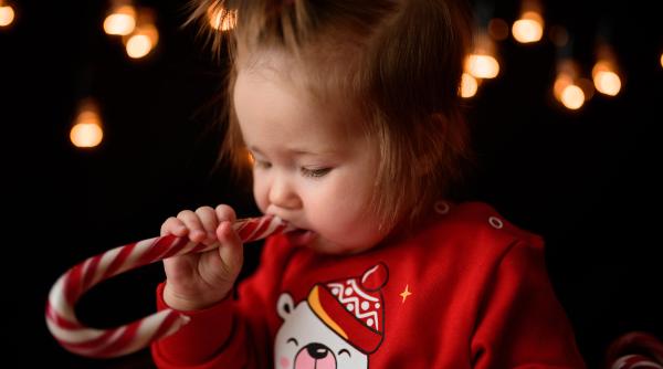 Evitați riscurile de sufocare la copii, de Anul Nou! Pediatrii avertizează că strugurii NU sunt singurul pericol: „Asfixierea, a treia cauză de deces nenatural la copiii sub 5 ani”