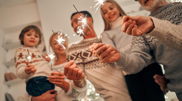 Echipa ParintisiPitici.ro vă urează un 2024 de neuitat! Să fiți Părinți Prezenți și să nu uitați că sunteți eroii micuților voștri!