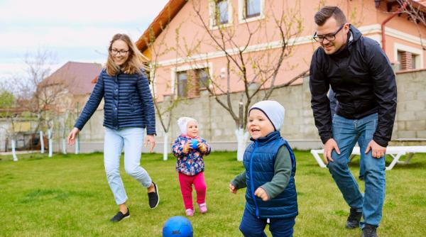 De ce copiii au nevoie de interacțiunea adulților? Specialiști: „Chiar și în cele mai simple momente se creează conexiuni importante”