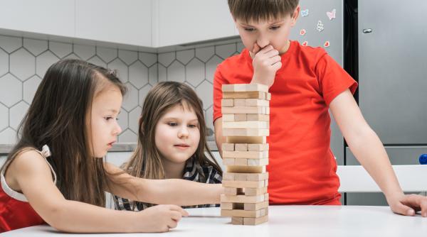 10 tehnici de terapie prin joc pentru a îmbunătăți autocontrolul copiilor: „Se distrează atât de mult încât nici nu realizează cât de mult învață” / VIDEO