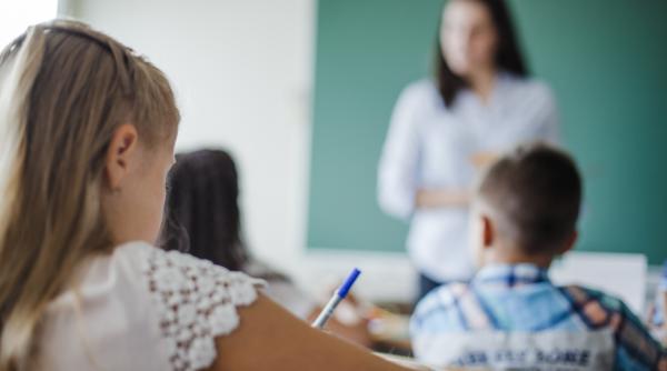 Pedepse drastice pentru profesorii care fac meditaţii cu elevii de la clasă. Hotărârea Ministerului Educației