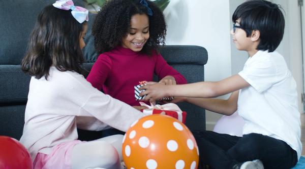 Studiu cu rezultat surprinzător: Care este influența cadourilor asupra fericirii copiilor