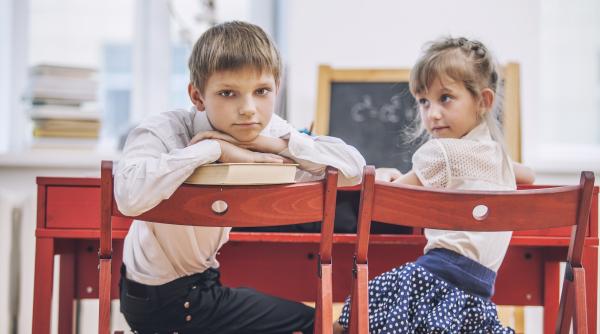 Ar trebui ca gemenii să fie în aceeași clasă sau nu? Ce trebuie să știe părinții