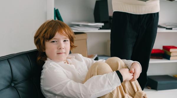 Autismul: Comportamente și semne de avertizare în funcție de vârsta copilului