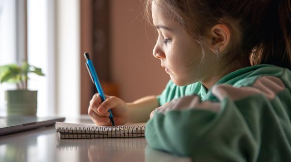 Ministerul Educației cere inspectoratelor să raporteze situațiile în care părinții decid să retragă copiii de la școală: Homeschooling-ul NU este recunoscut oficial în România