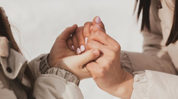 Onicofagia: Un obicei periculos care deteriorează sănătatea orală a copiilor