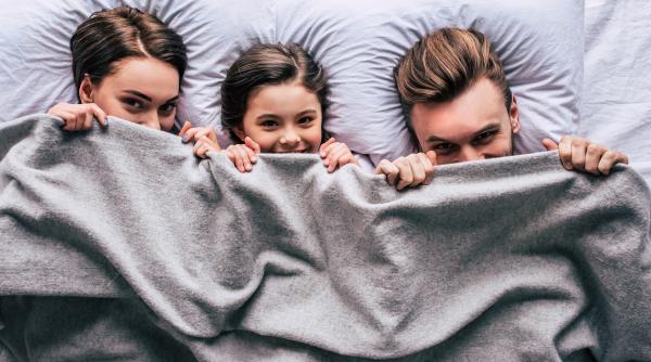 Știi de ce copiii care dorm cu părinții lor sunt mai încrezători când cresc? Studiile arată că există numeroase beneficii ale co-sleepingului