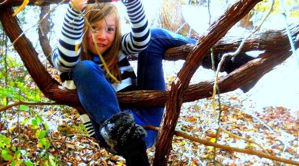 „Atenție!” NU mai spune „ai grijă”, „o să cazi” sau „o să te lovești” în momentele când copiii fac lucruri riscante. Alternativele de succes la aceste expresii