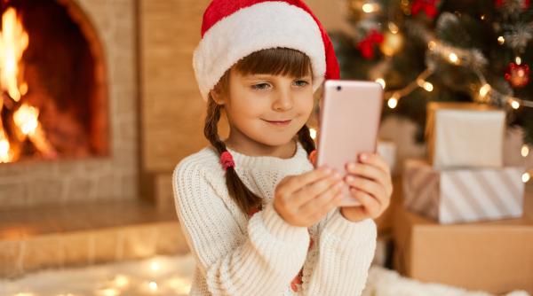 Avertismentele unui psihiatru pentru casele unde Moș Crăciun a lăsat un telefon mobil: „Să protejăm dezvoltarea sănătoasă a creierului copilului”