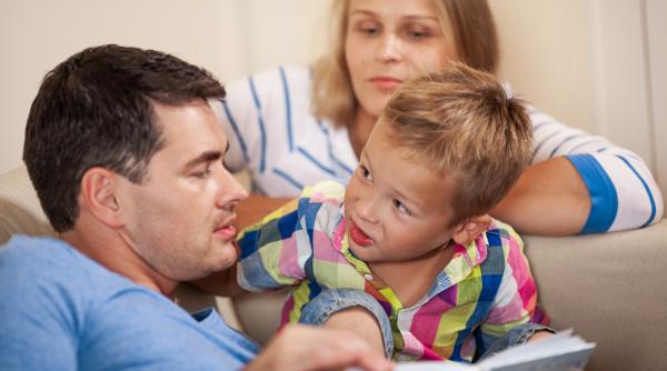 Cum să-i explici copilului cum a ajuns pe lume? Psihosexolog Mona Spânu: „Este foarte important să exprimăm acest lucru: că nu a apărut pur și simplu acolo” / VIDEO