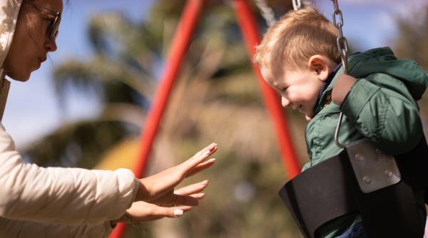 Toate secretele pentru a-ți crește copiii cu atașament sigur! Ghid esențial pentru părinți