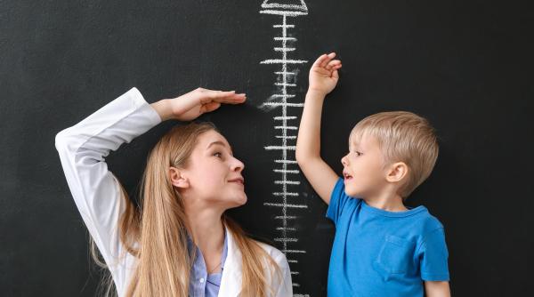Cât de înalt va fi copilul tău? Formula de calcul folosită de pediatri, în funcție de înălțimea părinților