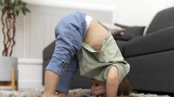 Învață-l pe copil să facă tumba! Un neuropsiholog explică de ce este „o abilitate foarte importantă la nivel de creier”