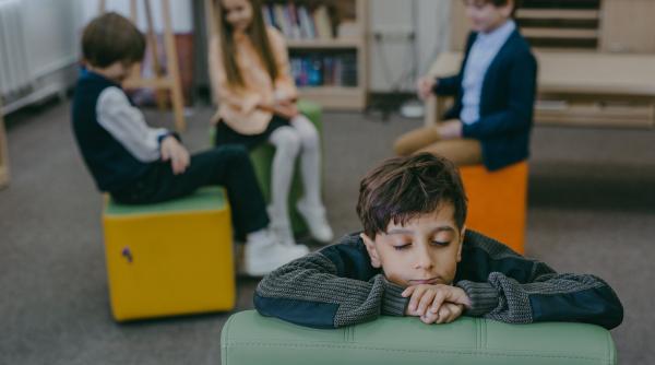 Copii care îi exclud pe ceilalți: Ce se poate face pentru a corecta această tendință?
