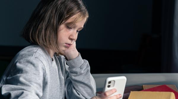Pentru fiecare oră suplimentară pe rețelele sociale, riscul de depresie la minori crește cu 13%! Un nou studiu alarmant