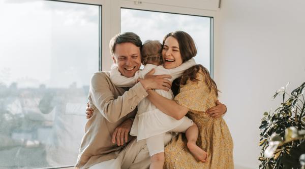 4 strategii pentru a-ți învăța copiii să fie mai iubitori și mai încrezători