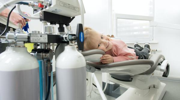 Extracțiile dentare sunt dureroase pentru copii? Tot ce trebuie să știi despre aceste intervenții stomatologice