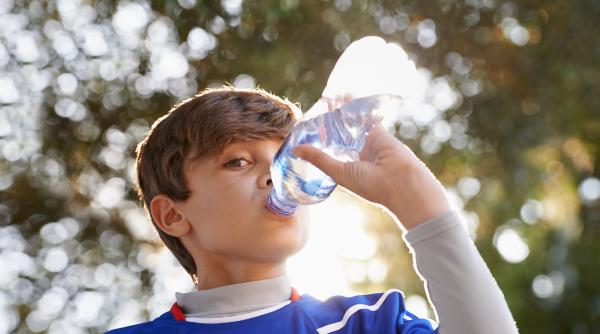 Copiii NU ar trebui să bea din sticle de plastic, potrivit cercetătorilor de la Columbia