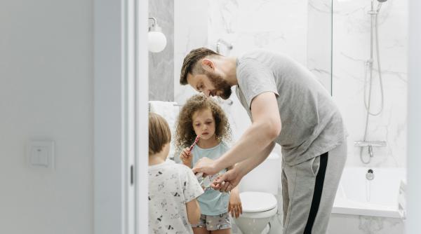 10 trucuri pentru a-i învăța pe copii să-și curețe urechile