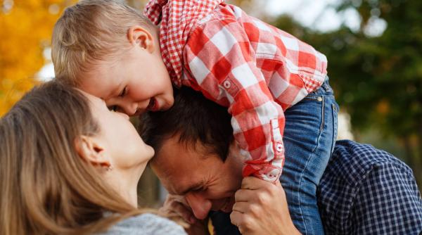 Adevăratele obiceiuri care îl fac pe copilul tău să te iubească mai mult. Neuropsiholog: „Așa devine adultul care își prețuiește părinții mai mult decât cei cărora li s-a dat totul”