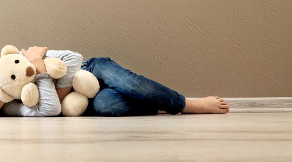 Băiețel de 2 ani, găsit fără viață, ghemuit la picioarele tatălui său care a suferit un infarct: „A pierit de foame și de sete!”