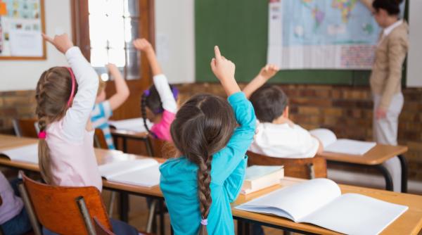 „Radiografia situației copilului în România”: Peste jumătate vor să plece din țară și 2 din 10 tineri de peste 16 ani nu urmează nicio formă de învățământ