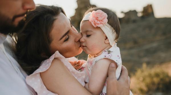 Fobia de impuls sau frica de a le face rău copiilor tăi: Când apare și cum se manifestă