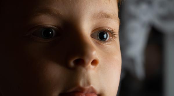 „Privirea de o mie de metri”, semnul celei mai profunde dureri. Ochii devin oglinda sufletului în momentele de tristețe sau traume