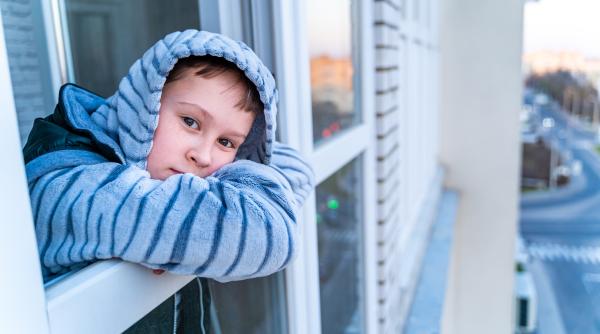 „Nu-s mamă-cloșcă”. Băiețel de 9 ani, nevoit să afle ce înseamnă foamea și frigul timp de doi ani, după ce a fost abandonat în casă. NU a renunțat la școală!