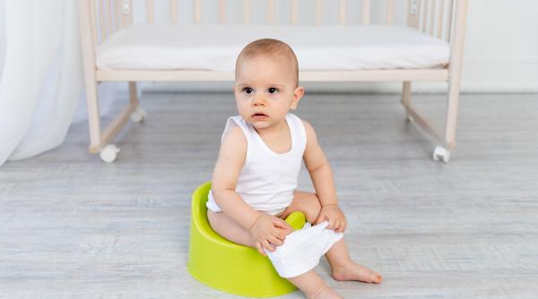 Primele semne care arată că micuțul este gata să renunțe la scutec. Expert: „Va spune cu tot corpul când este pregătit să facă acest pas important”