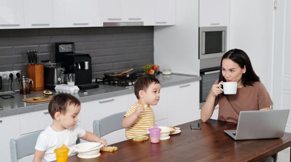 Cum să împiedici copiii să mănânce în fața ecranelor