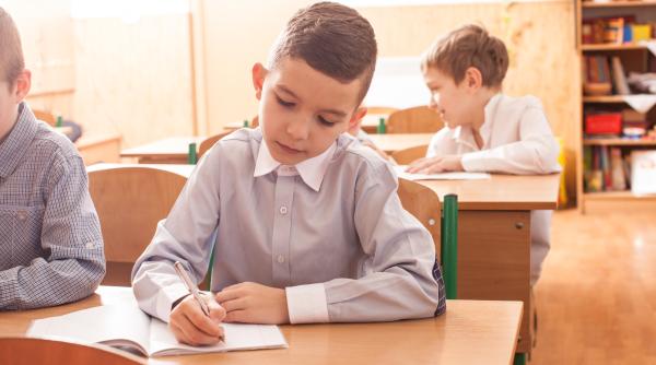 Părintele PISA: „Există o nevoie urgentă de mai multă implicare a părinților pentru a spori performanța copiilor în școală”