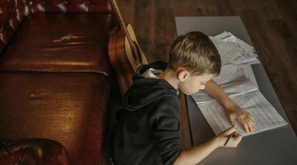 Cum să te comporți când copiii au note proaste: Un număr pe o foaie chiar poate arăta potențialul unui copil?