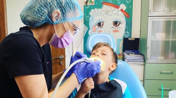 Dr. Elena Tudor: „Acestea sunt momentele când trebuie să spălăm dinții copiilor!” Medicul stomatolog arată și cele mai frecvente greșeli pe care părinții le fac