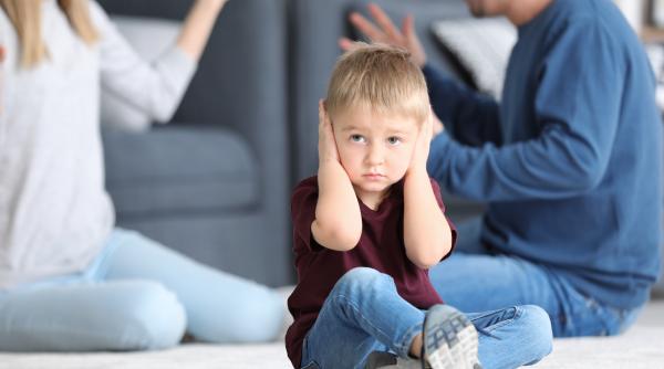 „Mamă, tată, vă rog, nu vă mai certați!” Psihologii avertizează: „Cercetările arată clar că există un impact devastator asupra sănătății mintale și fizice ale copiilor”