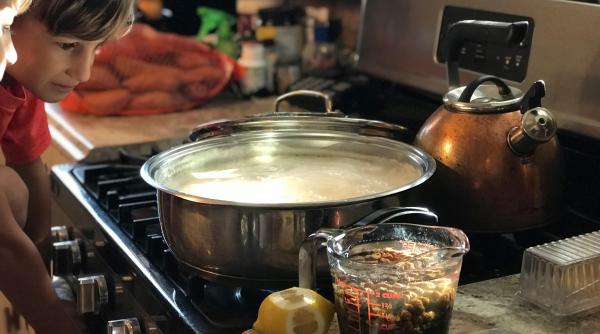 Primul ajutor când copilul se opărește cu lichid: Ghid complet pentru părinți