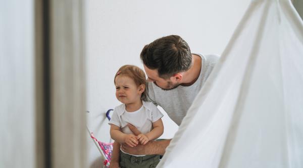 Știi ce se întâmplă de fiecare dată când îl minți pe copilul tău? Expert: „O forță distructivă în relația cu micuțul”