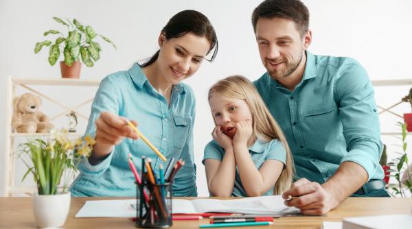 7 motive pentru care NU ar trebui să faci temele cu copilul, conform unui medic psihiatru