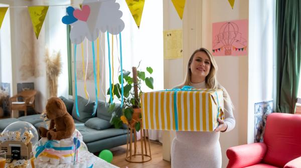 Ce cadou să-i oferi unei proaspete mame? Sfaturi pentru cei care nu au idei