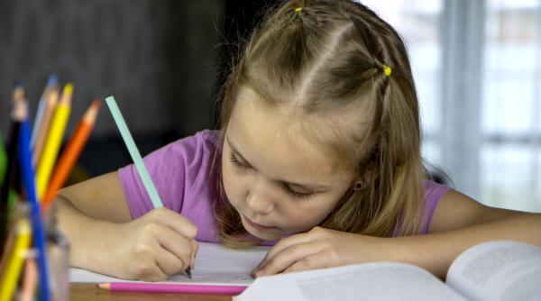 Copilul scrie litere și cifre invers: Când este normal și când devine o problemă?