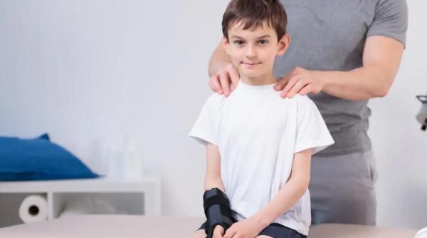 Cum să îngrijești corect o entorsă a încheieturii mâinii la copii