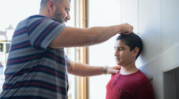 7 factori care influențează înălțimea unui copil