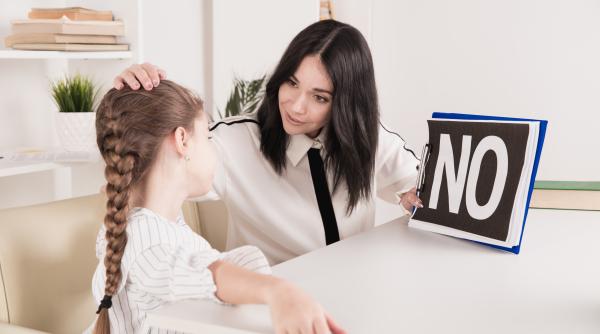 Motivele care arată cât de sănătos este pentru copilul tău să-i spui „NU” uneori, conform unui medic psihiatru